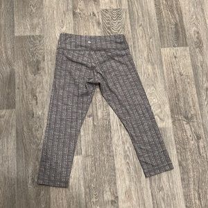 Lululemon size 6 Capri, wunder under